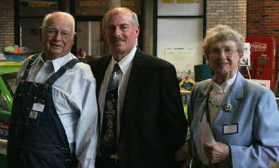 2009 inductee Tommie Irvin, David Sosebee and Alice Irvin spoke prior to the banquet.